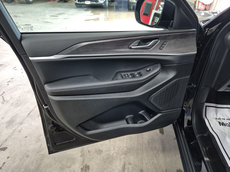 New 2025 Jeep Grand Cherokee L Limited 4x4Image 24