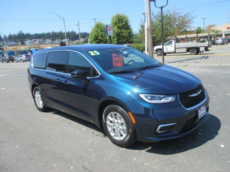 New 2025 Chrysler Pacifica SelectImage 5