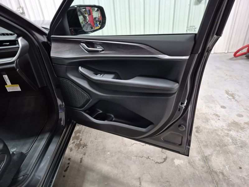 New 2025 Jeep Grand Cherokee L Limited 4x4Image 11