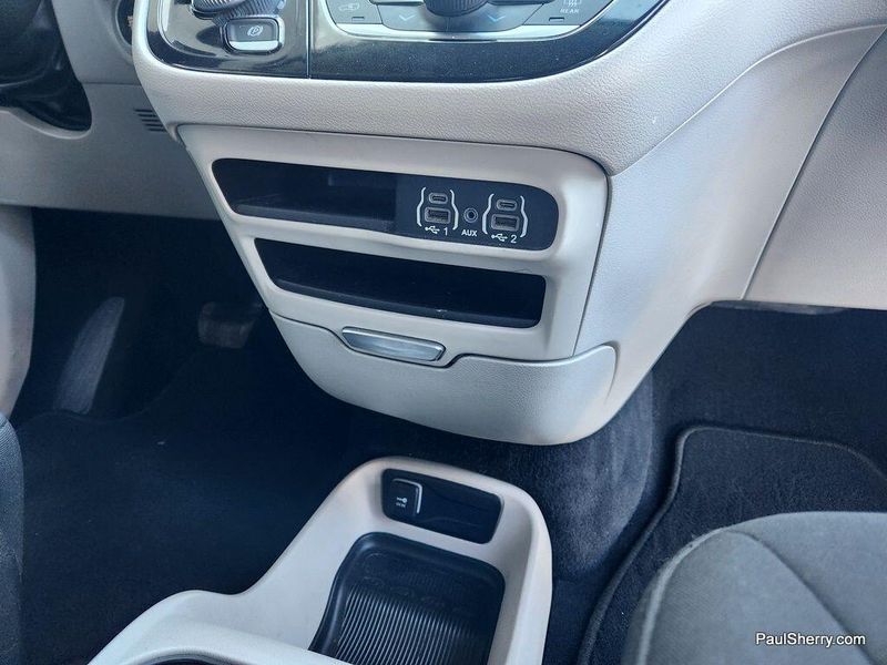 2022 Chrysler Voyager LXImage 44