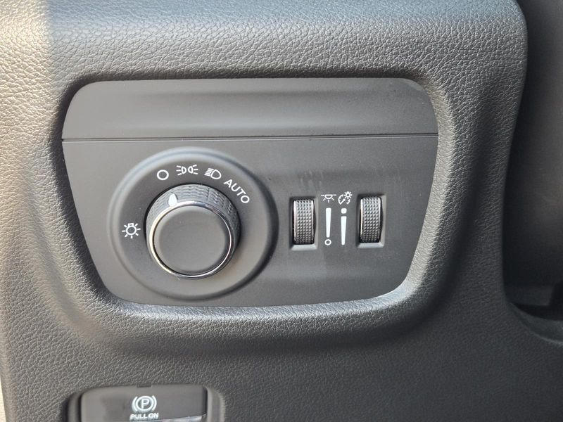 Used 2025 Jeep Grand Cherokee Laredo X 4x2