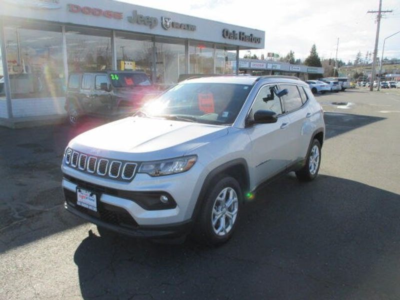 Used 2024 Jeep Compass LatitudeImage 2