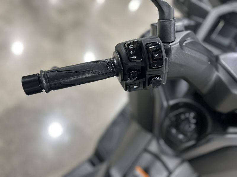 2025 Yamaha Xmax Image 12