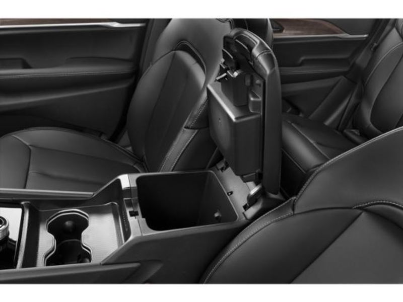 New 2027 Jeep Grand Cherokee Laredo AltitudeImage 13