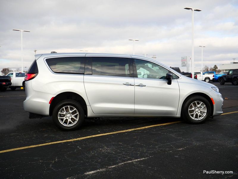 New 2026 Chrysler Pacifica Select