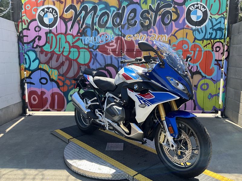 2023 BMW R1250RS in a LIGHT WHITE / RACING BLUE exterior color. BMW Motorcycles of Modesto 209-524-2955 bmwmotorcyclesofmodesto.com 