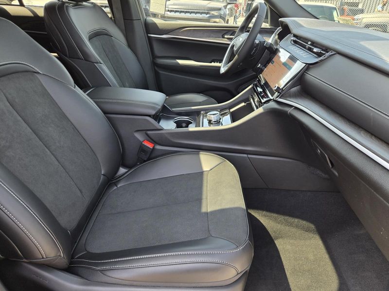 New 2026 Jeep Grand Cherokee Laredo Altitude 4x2