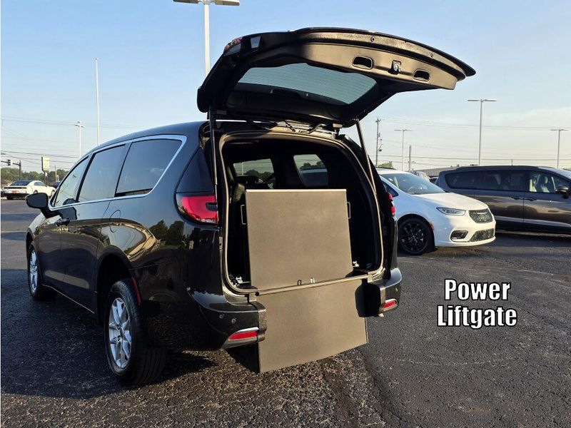 Used 2025 Chrysler Pacifica Select