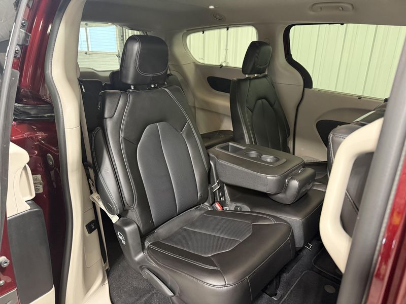 Used 2023 Chrysler Pacifica Touring LImage 10
