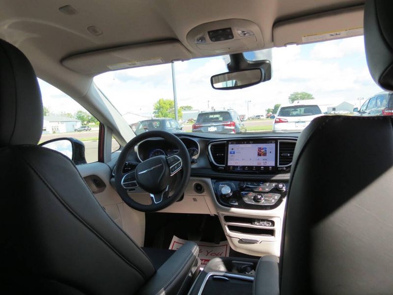 2026 Chrysler Voyager LX photo 8