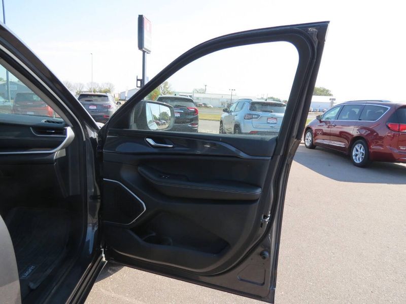 Used 2022 Jeep Grand Cherokee L Laredo 4x4 4dr SUVImage 33