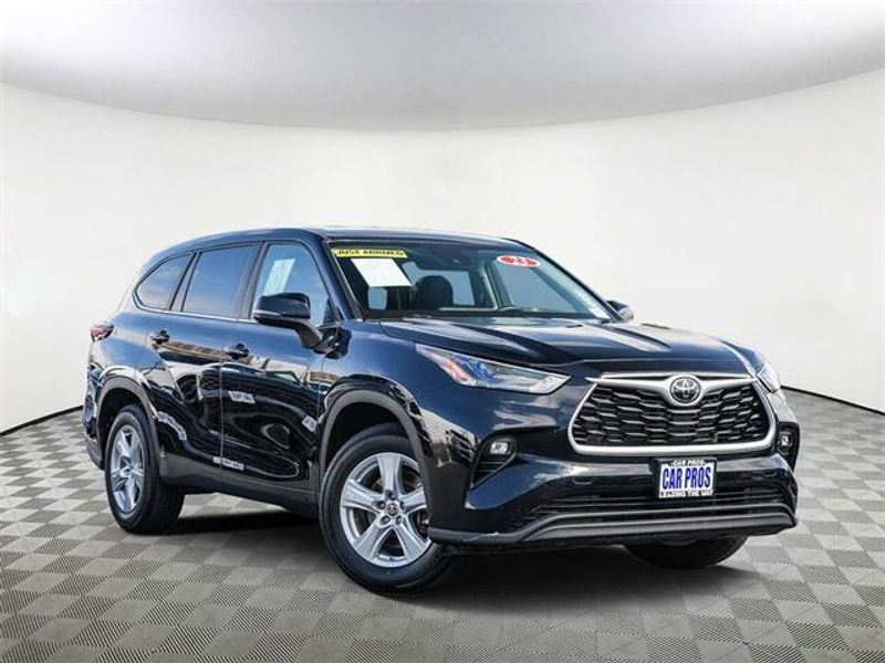 2023 Toyota Highlander LEImage 2
