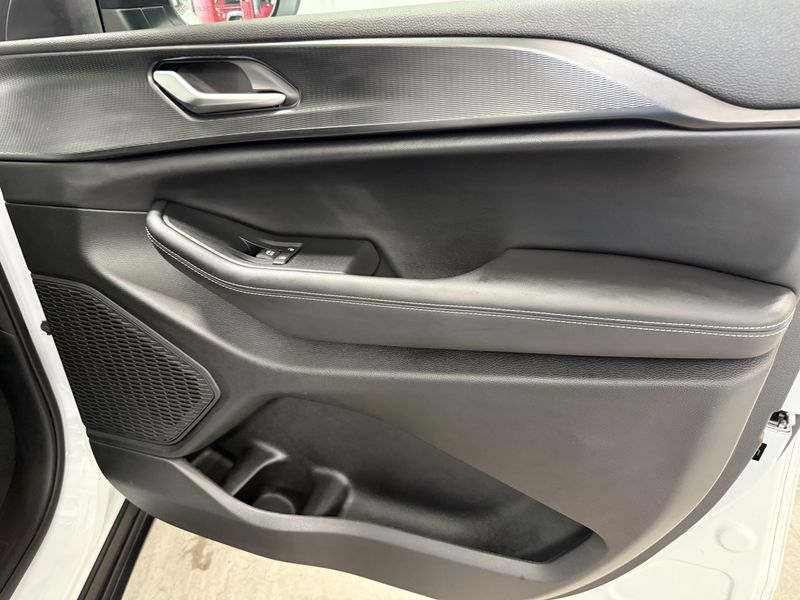 Used 2024 Jeep Grand Cherokee Laredo XImage 11