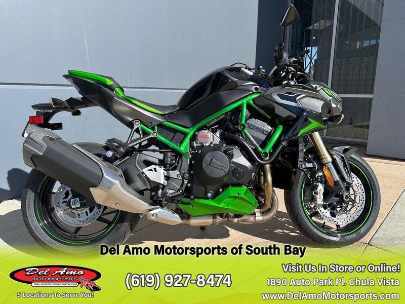 2024 Kawasaki ZR1000LRFNL-GY2  in a METALLIC MATTE GRAPHENESTEEL GRAY/EBONY/MIRROR CoatED BLACK exterior color. Del Amo Motorsports of South Bay (619) 547-1937 delamomotorsports.com 