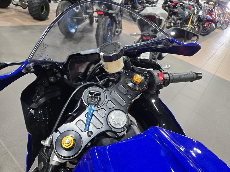 2025 Yamaha YZFR7 TEAM BLUE Image 11
