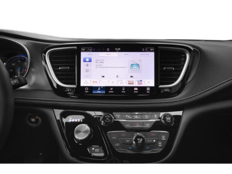 Used 2025 Chrysler Pacifica Select