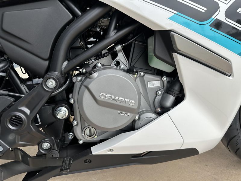 2025 CFMOTO 300SS Image 10