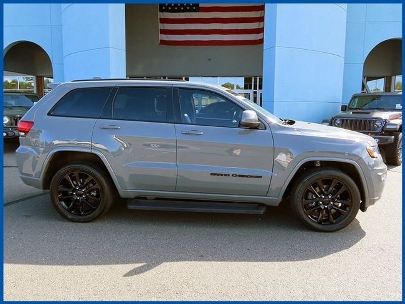 2021 Jeep Grand Cherokee Laredo XImage 2