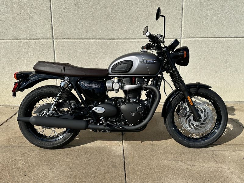 2025 Triumph BONNEVILLE T120 BLACKImage 2