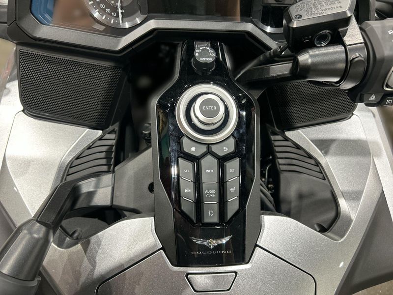 2025 Honda GOLDWING TOUR DCT Image 19