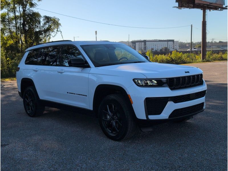 New 2027 Jeep Grand Cherokee L Laredo Altitude 4x2Image 7