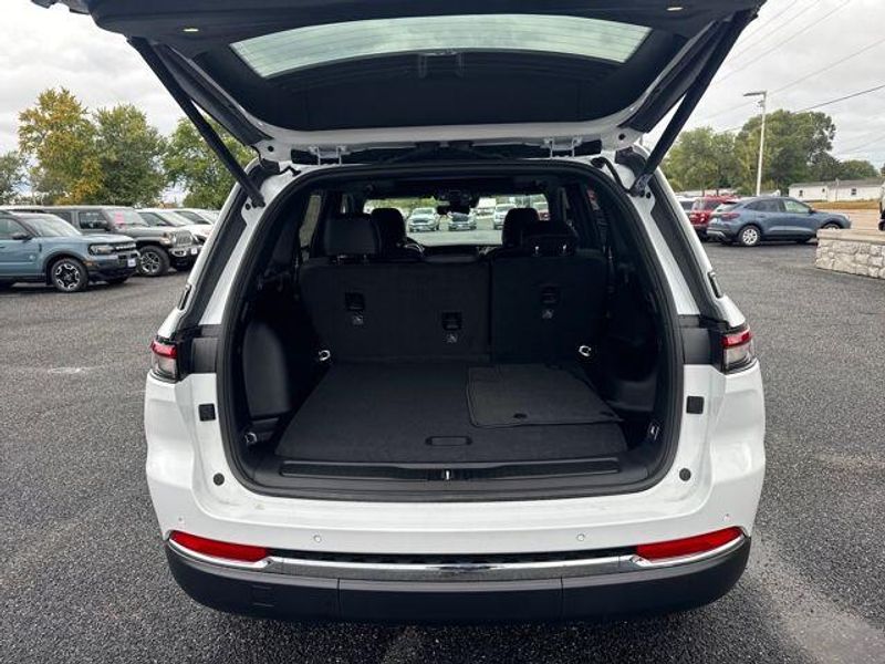 2025 Jeep Grand Cherokee Limited photo 2