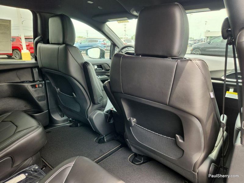 New 2025 Chrysler Voyager LxImage 43