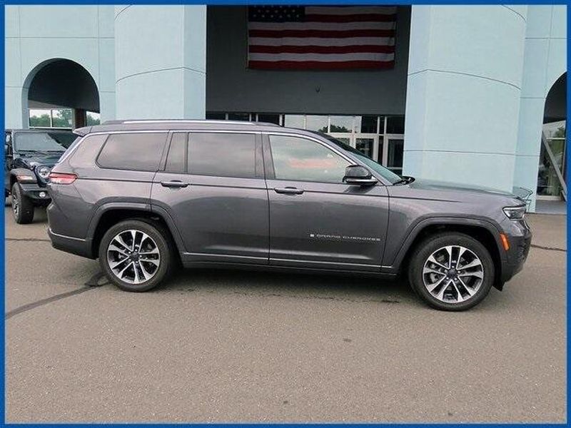 2022 Jeep Grand Cherokee L OverlandImage 2