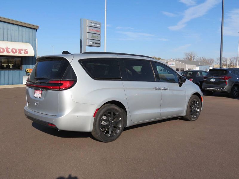 2024 Chrysler Pacifica Touring LImage 4