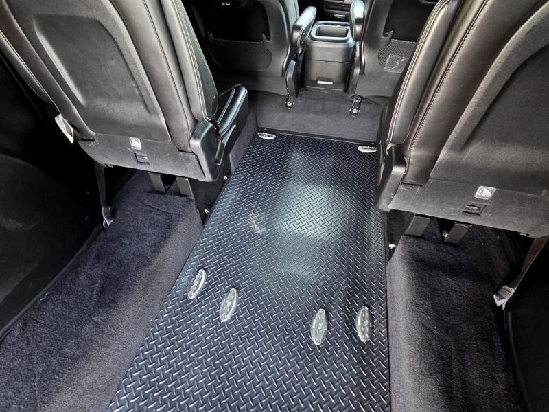 Used 2025 Chrysler Pacifica Select