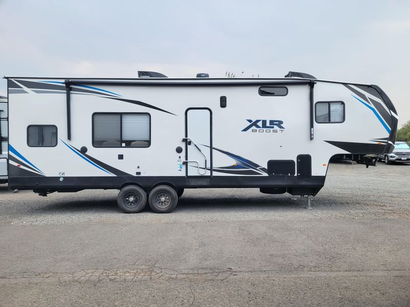 Used 2022 FOREST RIVER BOOST M-32RZR14 Image 3