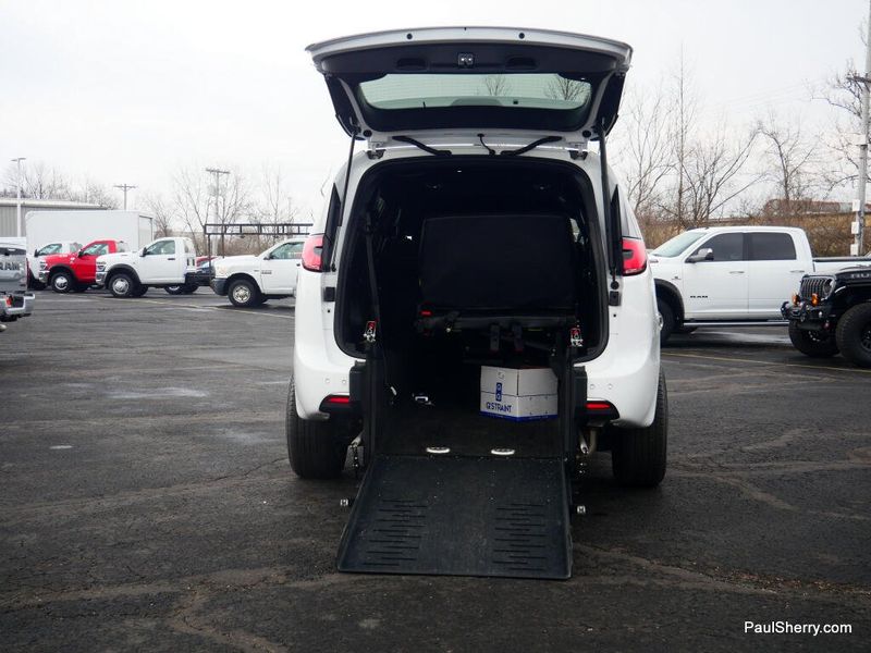 Used 2024 Chrysler Pacifica Touring