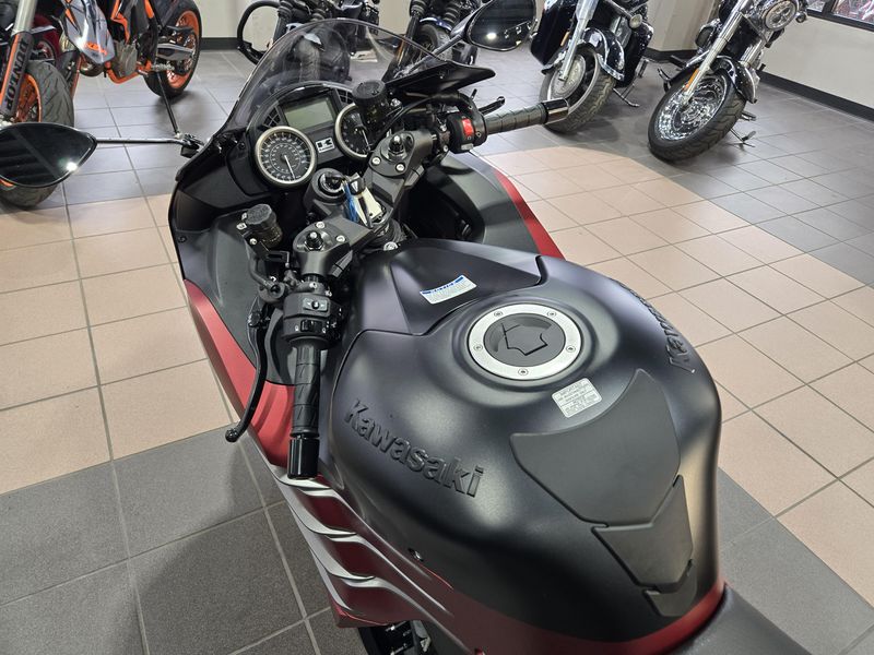 2025 Kawasaki NINJA ZX14R ABS METALLIC MATTE SOVEREIGN RED AND METALLIC FLAT SPARK BLACK AND METALLIC MATTE GRAPHITE GRAY Image 6