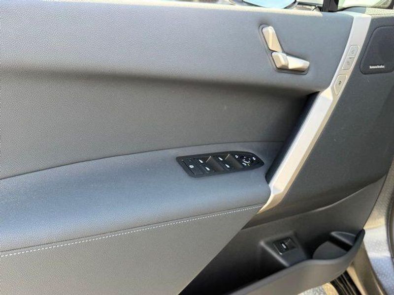 New 2026 BMW iX xDrive60Image 15