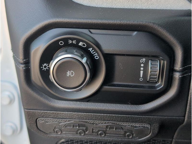 Used 2025 Jeep Wrangler SaharaImage 27