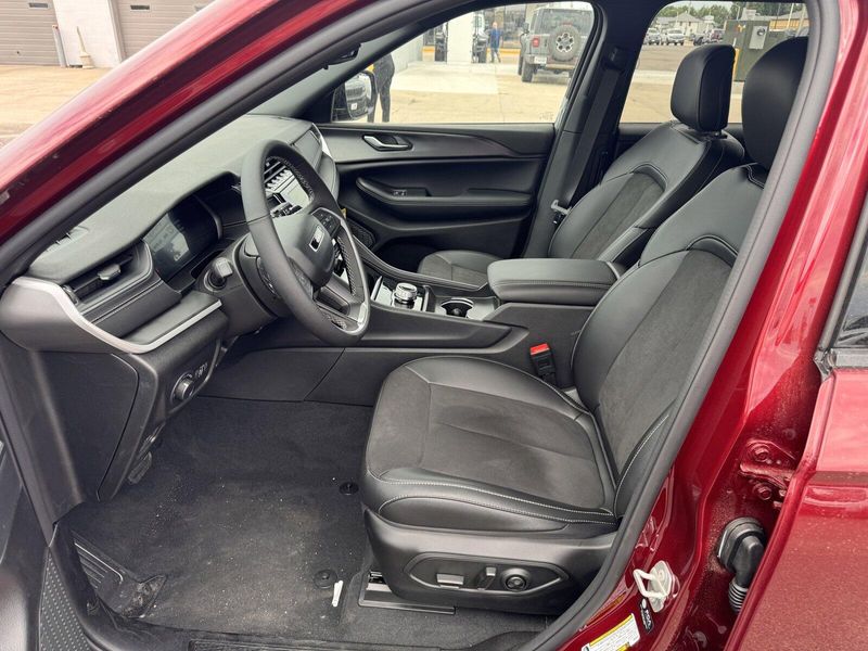 2024 Jeep Grand Cherokee L Altitude XImage 13
