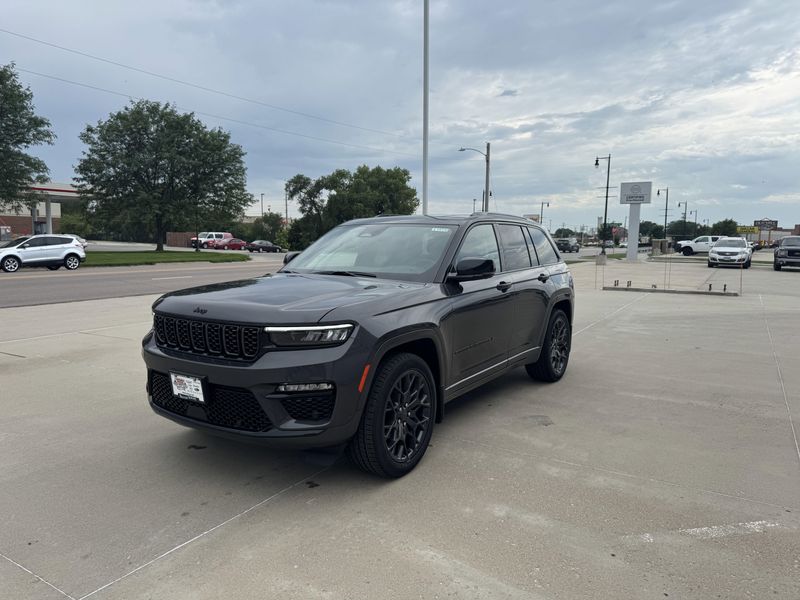 New 2025 Jeep Grand Cherokee SummitImage 4