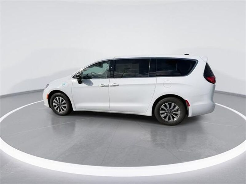 New 2024 Chrysler Pacifica Plug-in Hybrid SelectImage 5