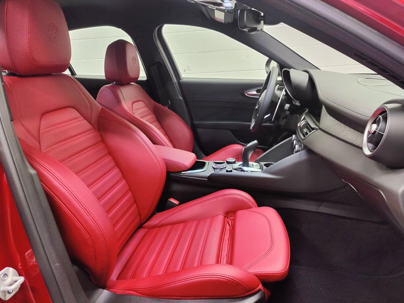 Used 2024 Alfa Romeo Giulia Quadrifoglio Carbon w/Activ Asst PlusImage 4