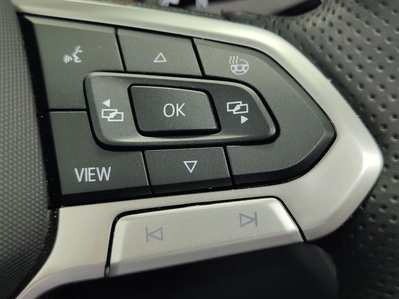 Used 2025 Volkswagen Tiguan SEL AWD R-Line w/Sunroof & NavImage 34