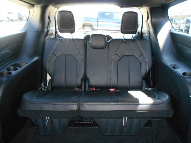 2025 Chrysler Pacifica SelectImage 8