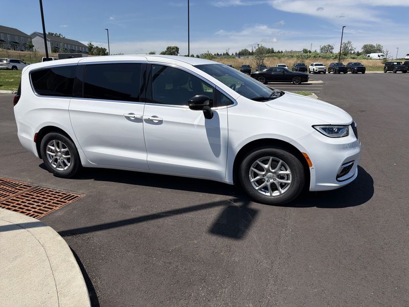 New 2026 Chrysler Pacifica SelectImage 30