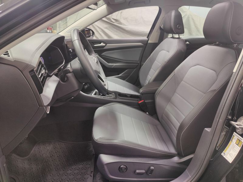 Used 2025 Volkswagen Jetta SE w/SunroofImage 12