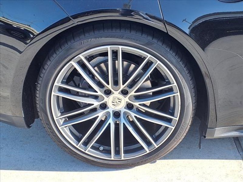 2017 Porsche Panamera BaseImage 12
