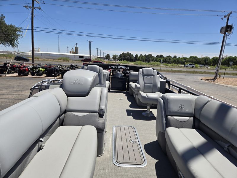 USED 2022 TRACKER REGENCY 230 DL3 Image 11