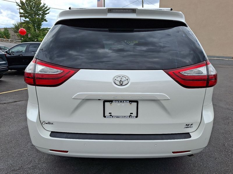 2018 Toyota Sienna XLE photo 4