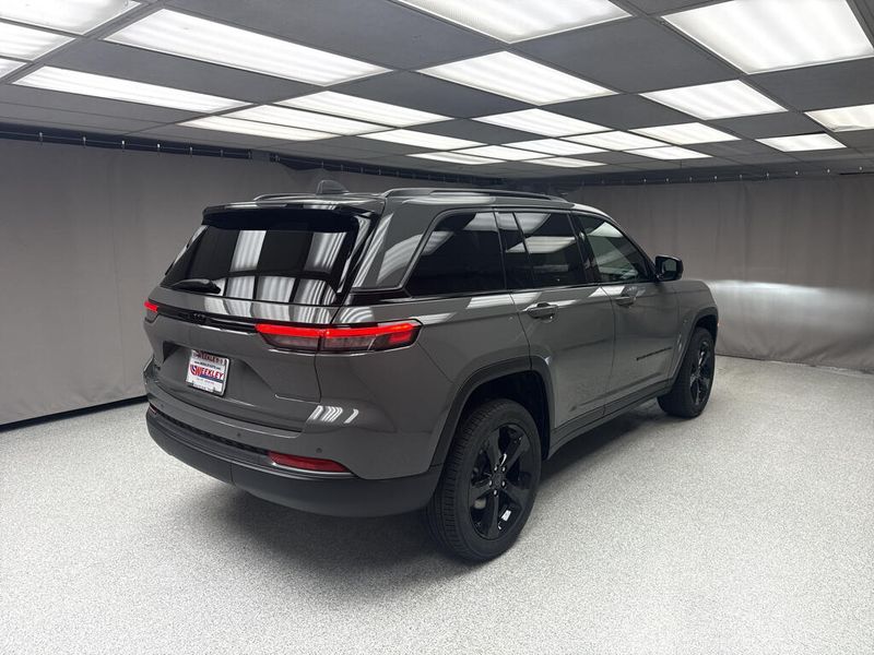 New 2027 Jeep Grand Cherokee LimitedImage 3