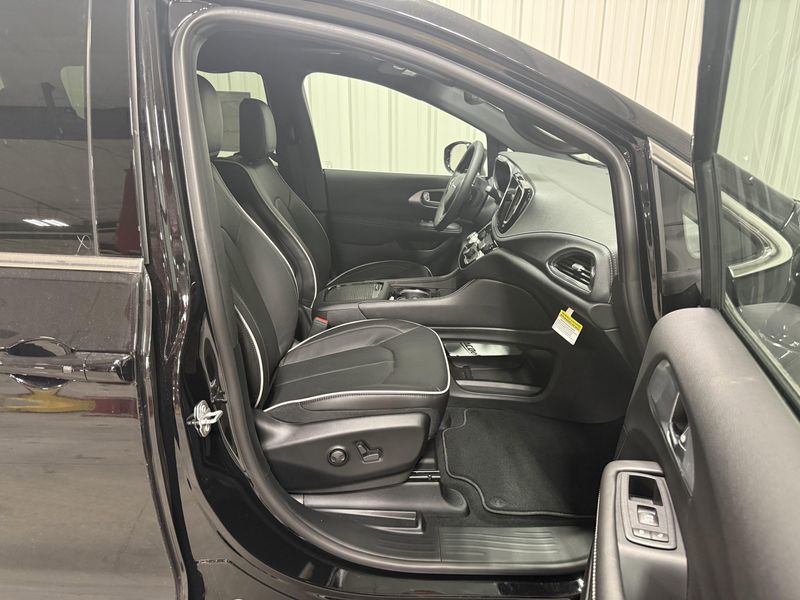 New 2026 Chrysler Pacifica LimitedImage 16