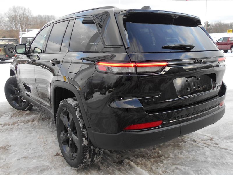 2025 Jeep Grand Cherokee Image 3
