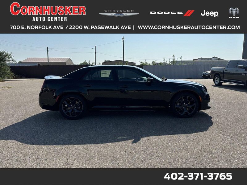2023 Chrysler 300s V8Image 1